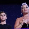 Pink cantó en el cierre de la Convención Nacional Demócrata acompañada de su hija