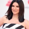 Laura Pausini se subió junto a unos fans a un micro para presentar su nueva canción y recorrer Milán